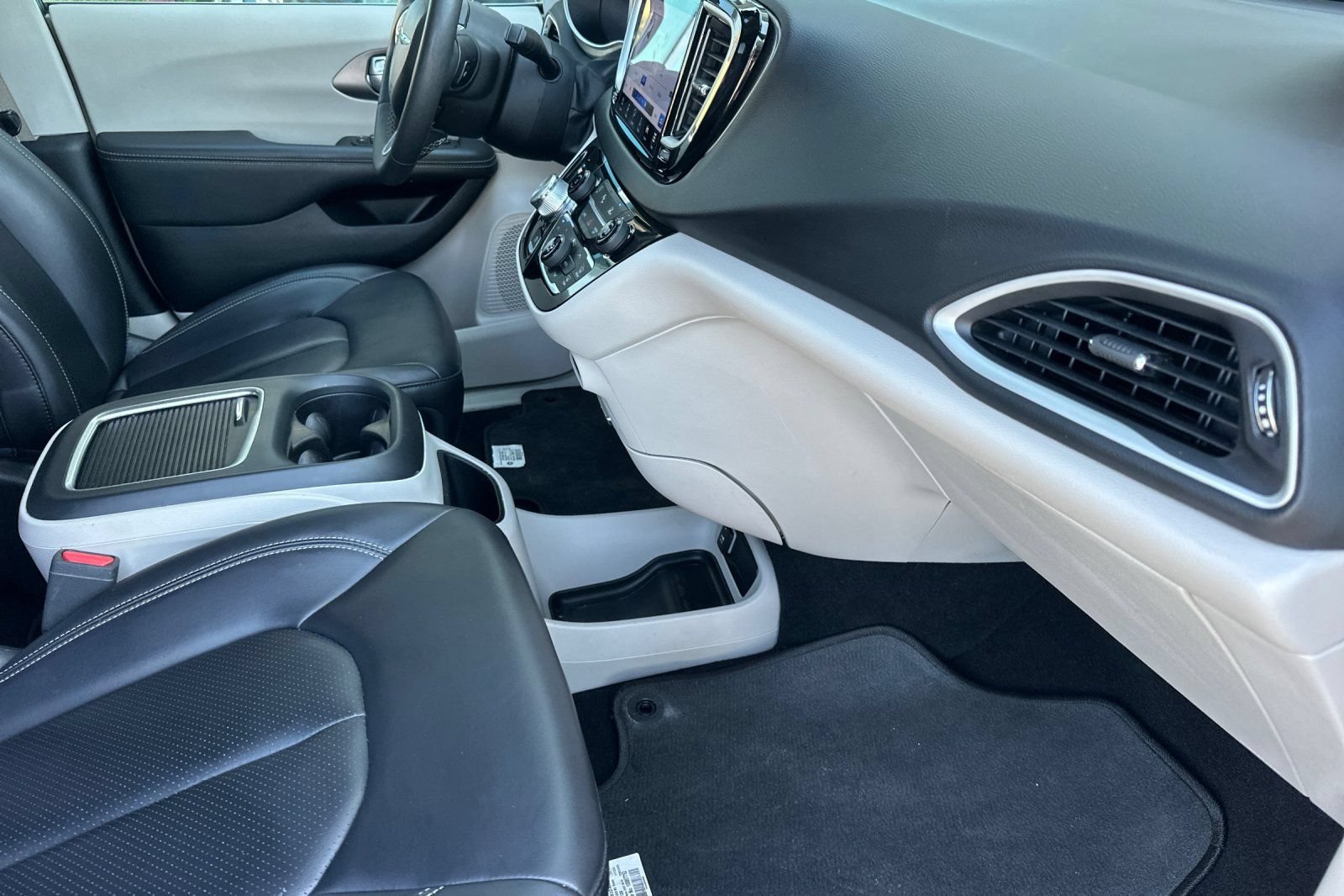 Certified 2023 Chrysler Pacifica Touring-L FWD image 18