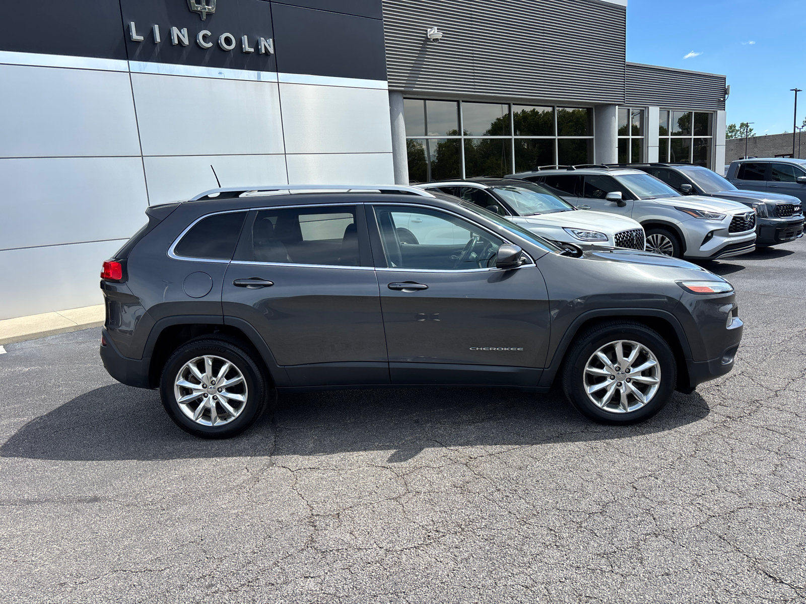 Used 2016 Jeep Cherokee Limited FWD image 8