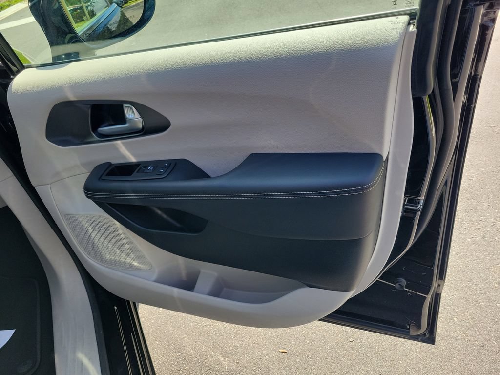 Used 2024 Chrysler Pacifica Limited FWD image 38