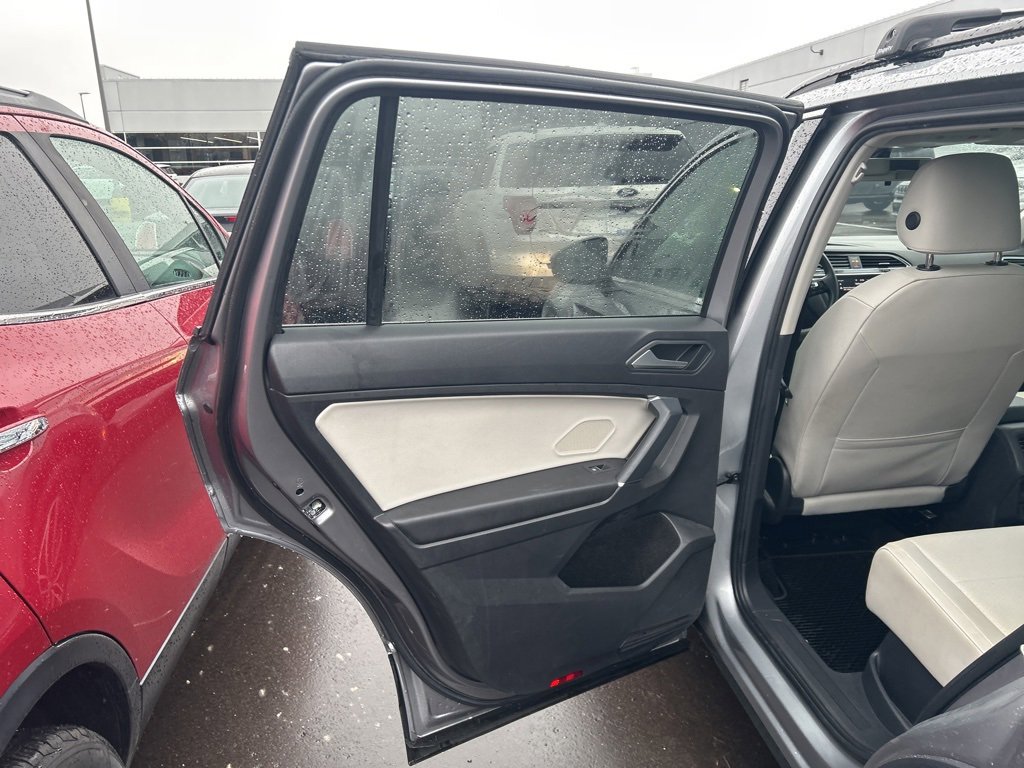 Used 2020 Volkswagen Tiguan SE w/ Panoramic Sunroof Package image 14