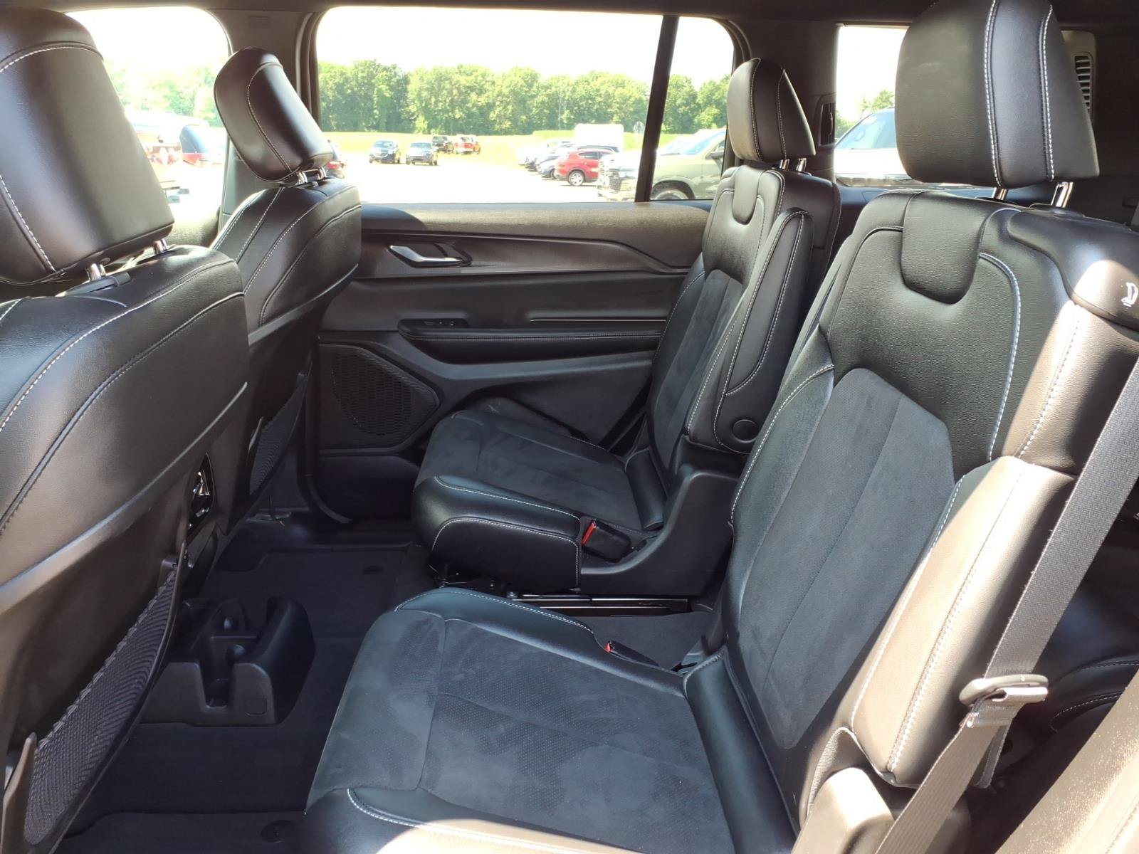 Used 2024 Jeep Grand Cherokee L Laredo AWD/4WD image 9