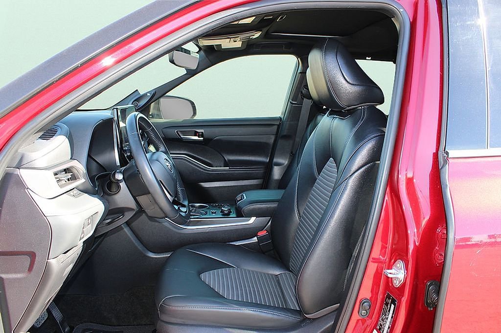 Used 2025 Toyota Highlander XSE image 17