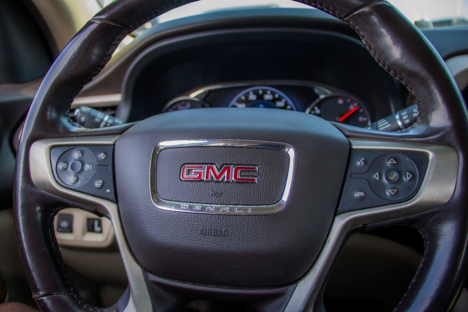 Used 2019 GMC Acadia Denali w/ Technology Package FWD image 15