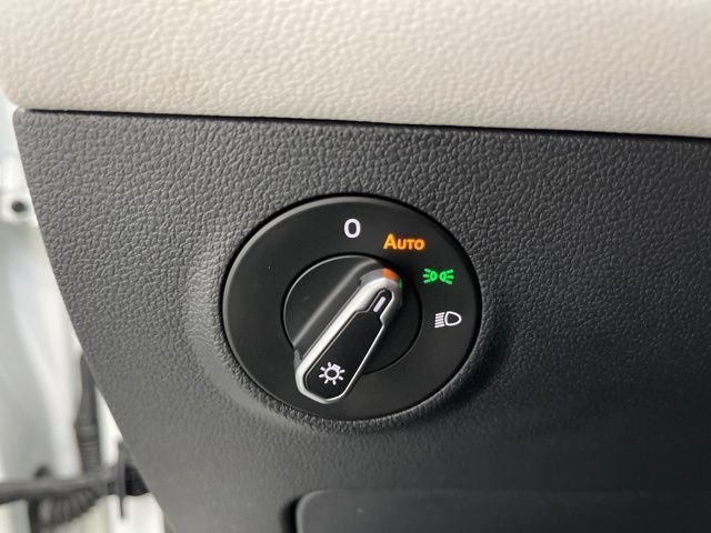 Used 2025 Volkswagen Taos SEL AWD/4WD image 19