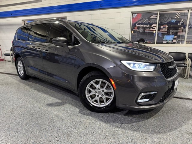 Used 2021 Chrysler Pacifica Touring-L image 2