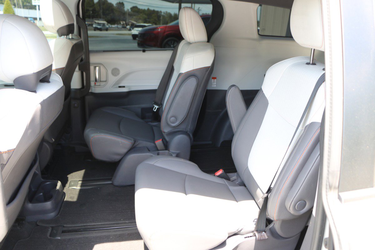 Used 2021 Toyota Sienna XSE FWD image 30