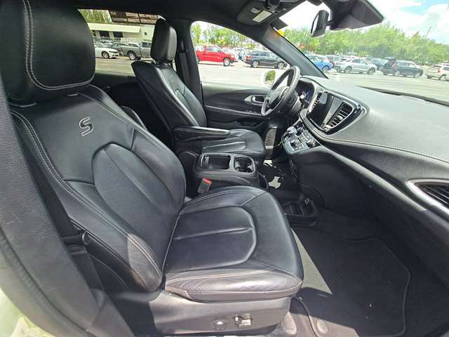 Used 2022 Chrysler Pacifica Touring-L w/ Uconnect Theater Family Group FWD image 6