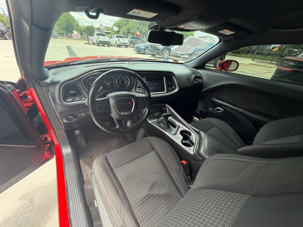 Used 2015 Dodge Challenger SXT RWD image 19