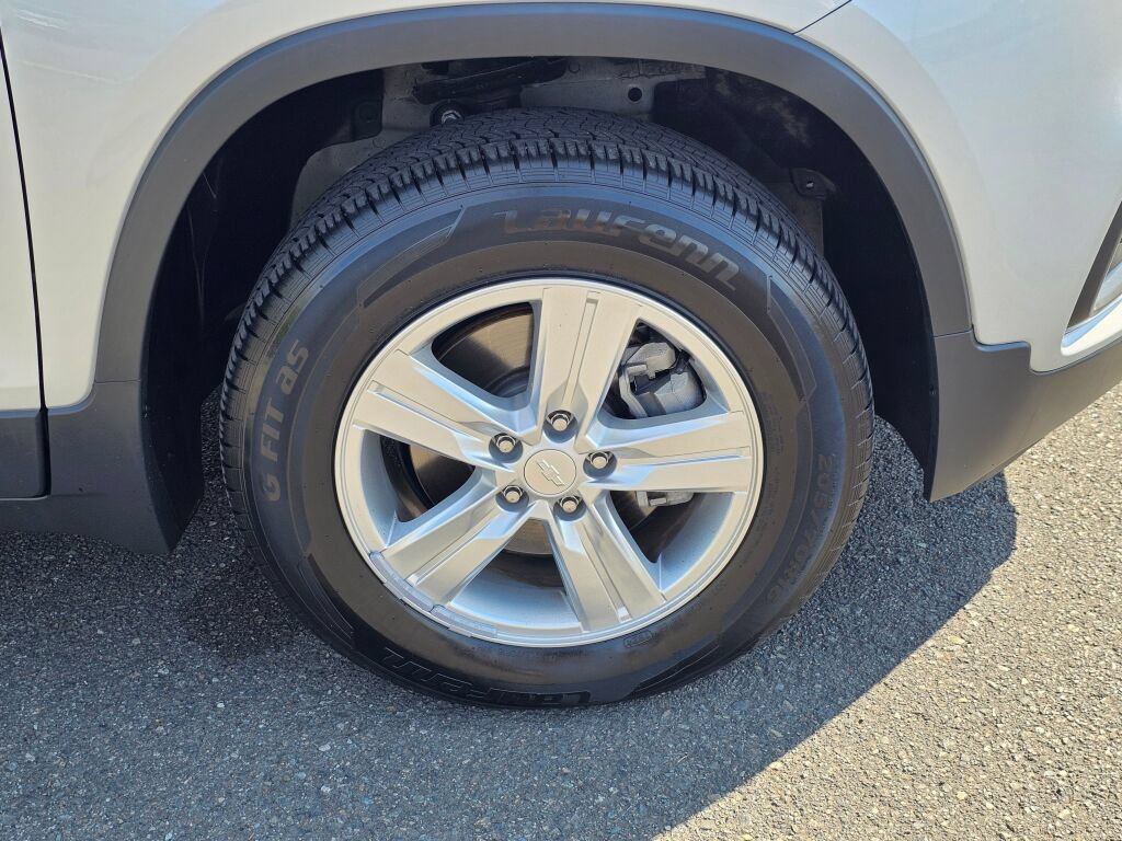 Used 2020 Chevrolet Trax LS w/ Tint and Cruise Package AWD/4WD image 29
