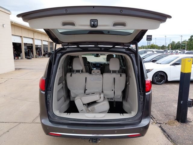 Used 2019 Chrysler Pacifica Touring-L Plus FWD image 32