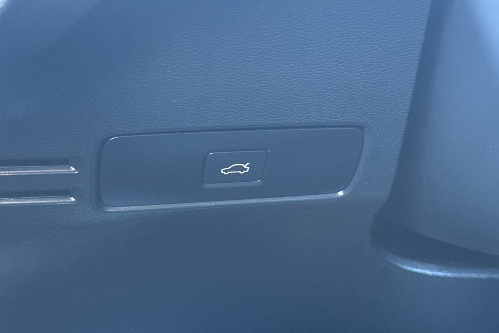 Certified 2023 Volvo XC40 Recharge Core image 31