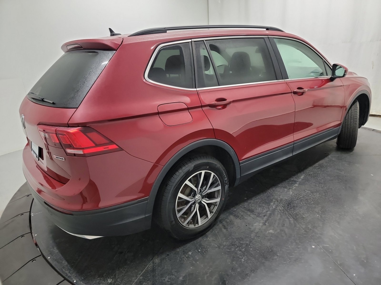 Used 2019 Volkswagen Tiguan SE w/ Panoramic Sunroof Package image 9