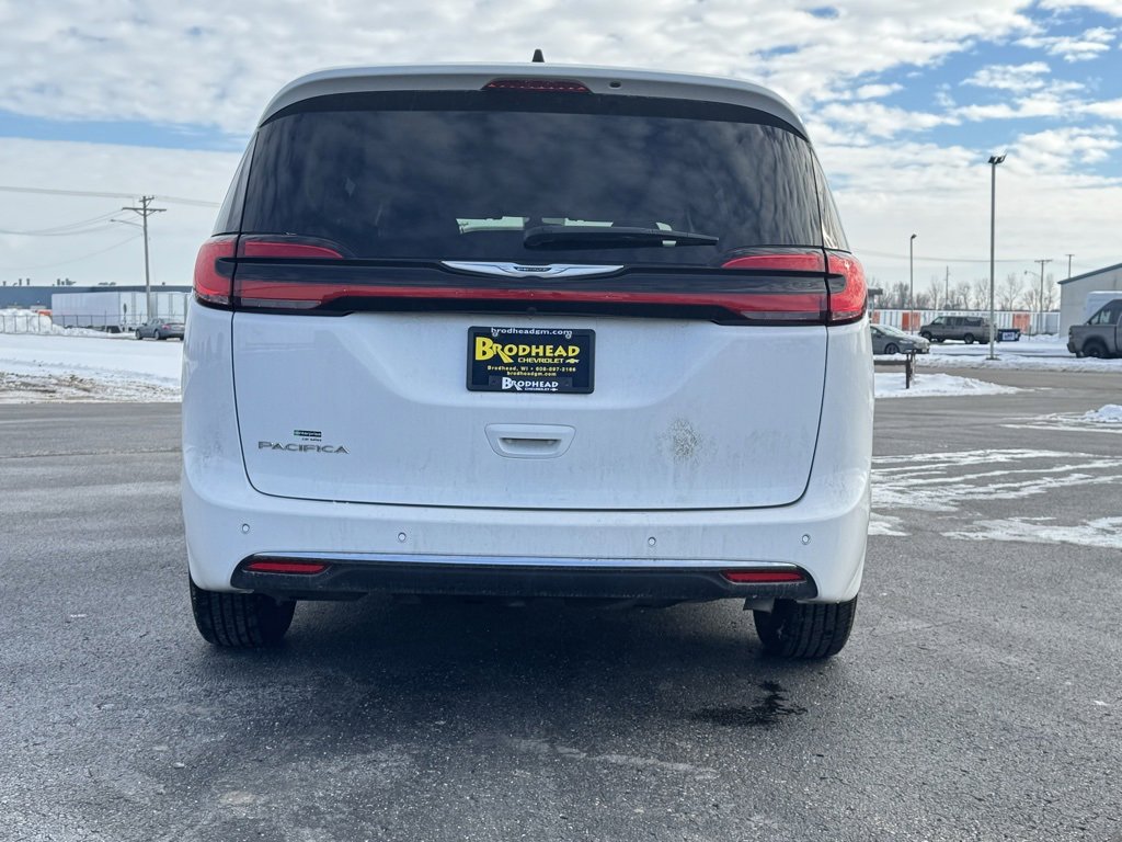 Used 2024 Chrysler Pacifica Touring-L image 9