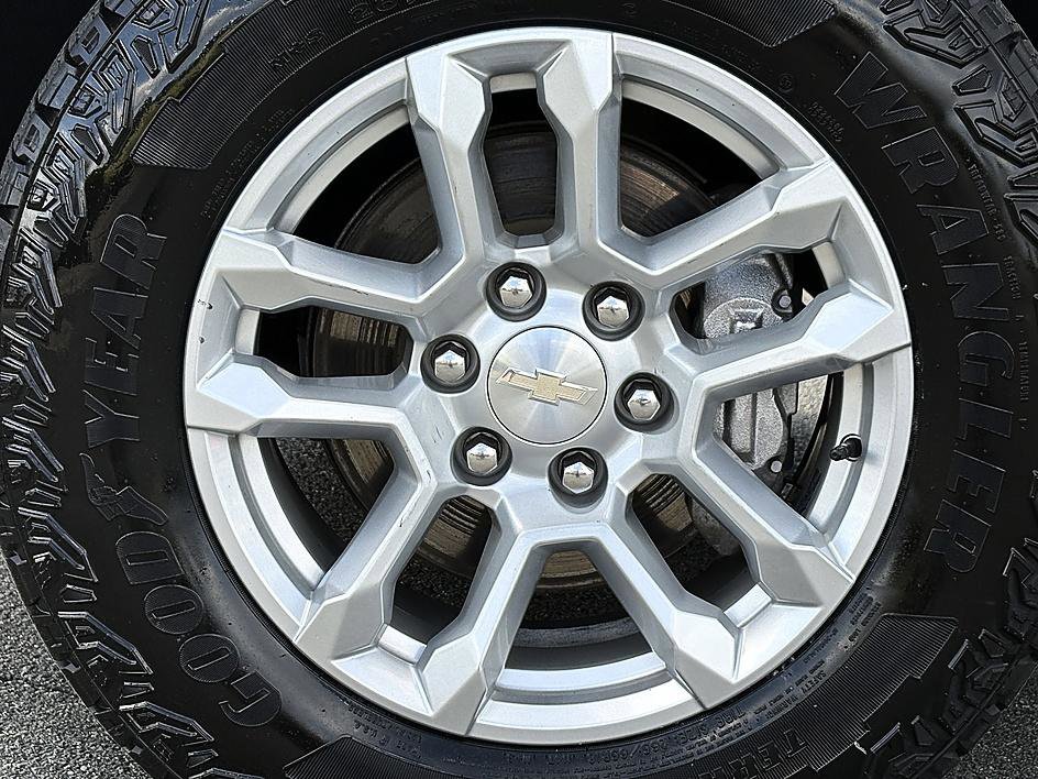 Used 2023 Chevrolet Silverado 1500 LT AWD/4WD image 8