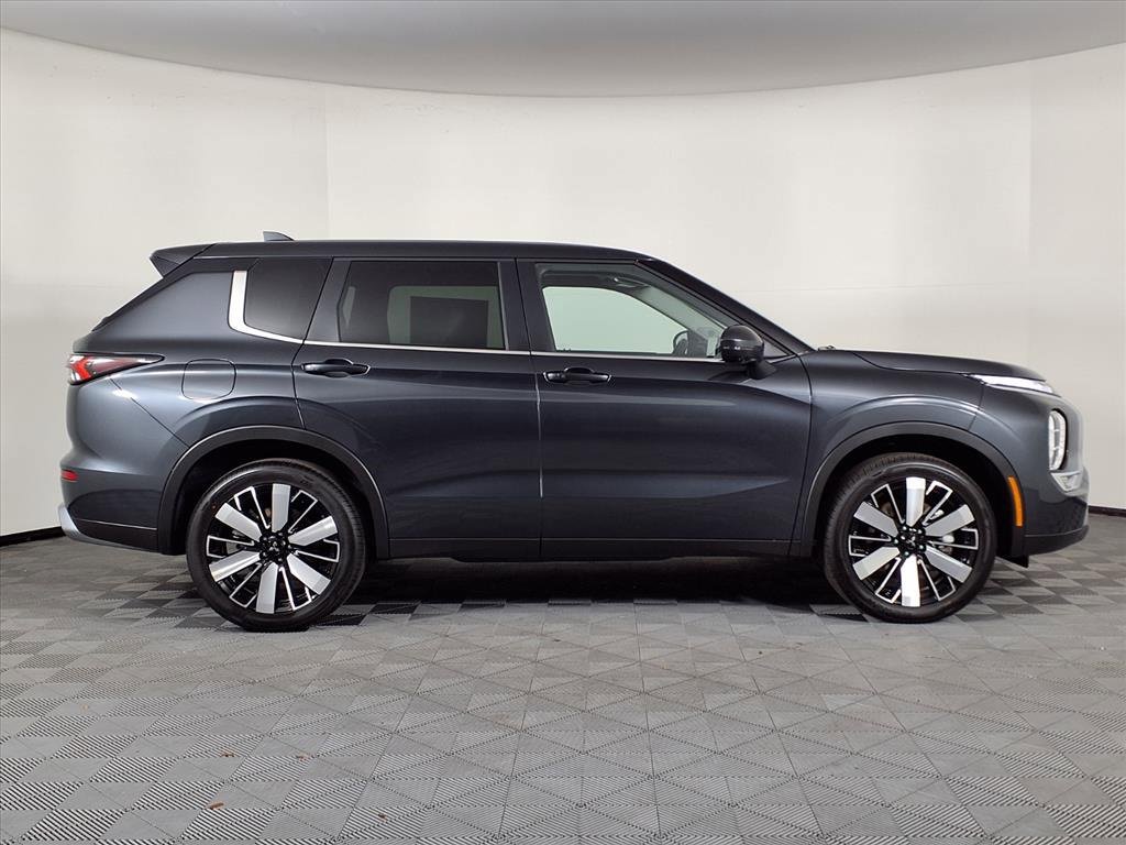 New 2025 Mitsubishi Outlander SE image 28
