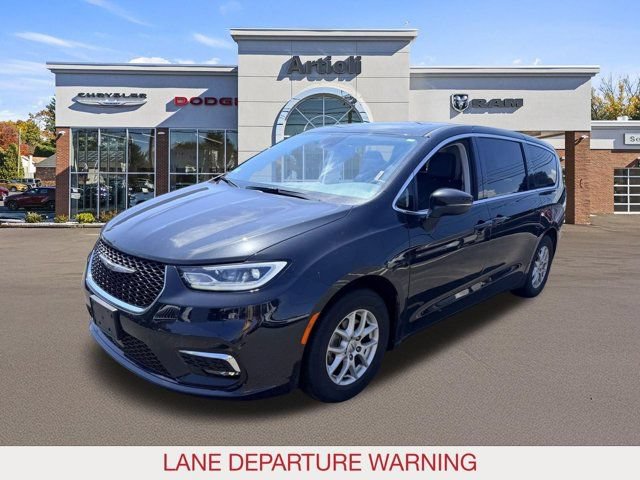 Used 2023 Chrysler Pacifica Touring-L FWD image 4
