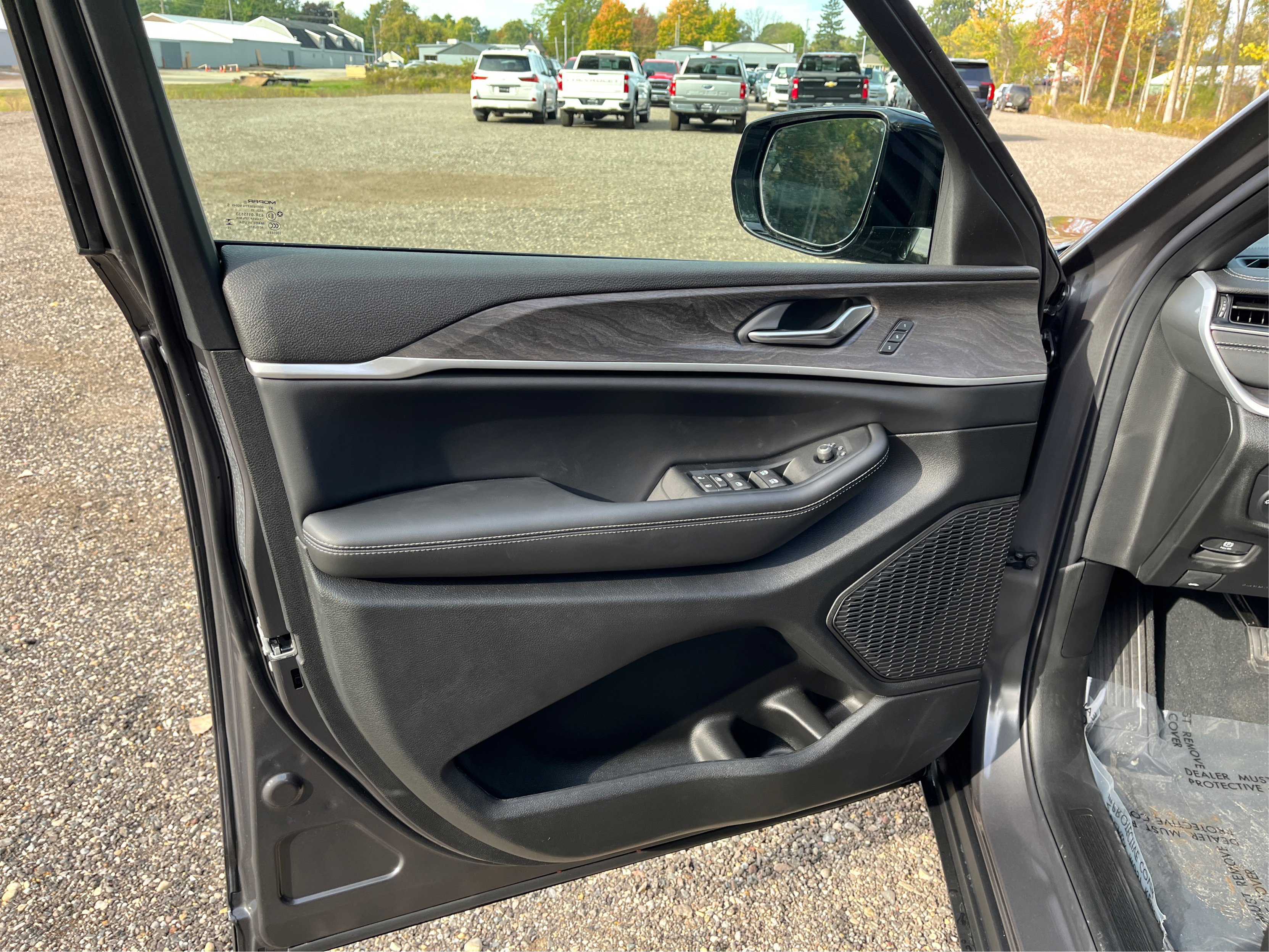 New 2025 Jeep Grand Cherokee Limited w/ Black Appearance Package image 23