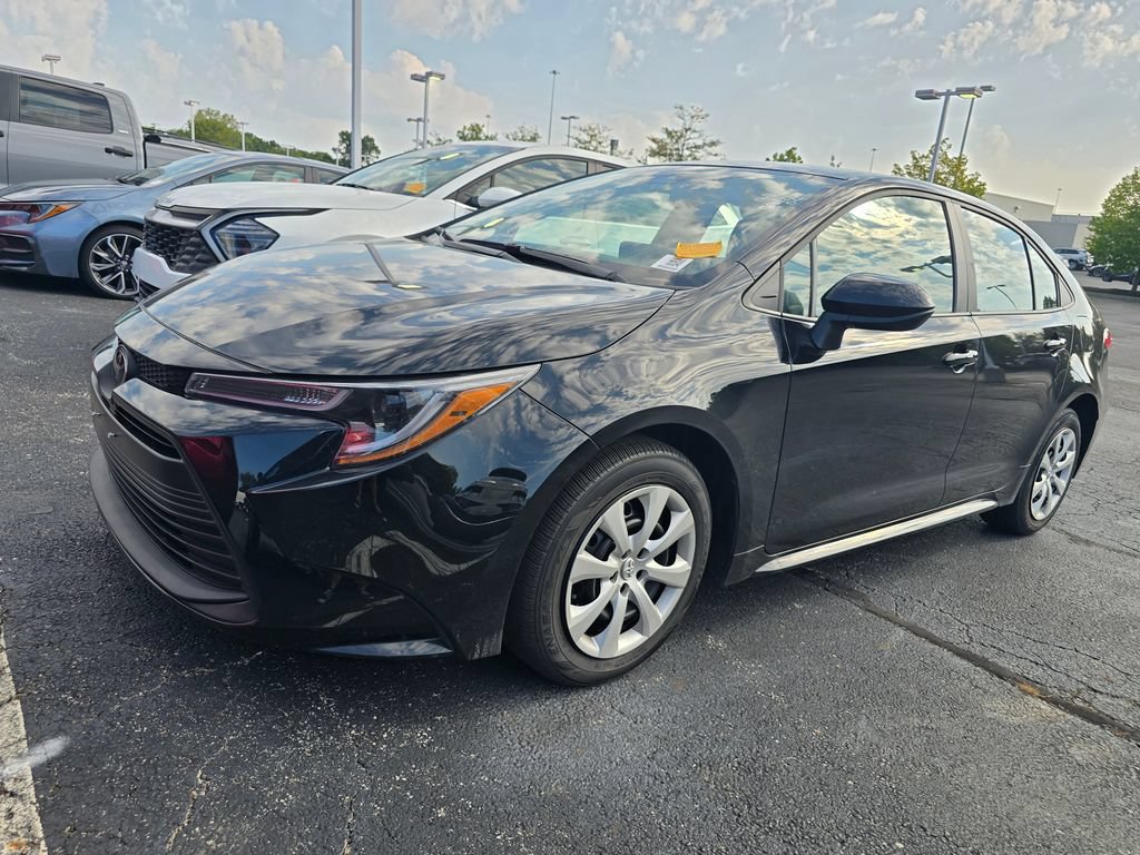 Certified 2025 Toyota Corolla LE FWD image 4