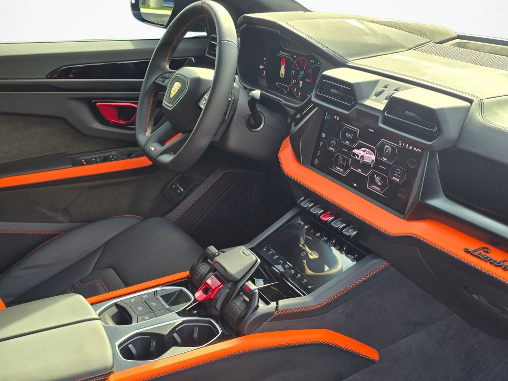 Used 2025 Lamborghini Urus SE AWD/4WD image 30