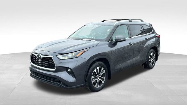 Used 2022 Toyota Highlander XLE image 2