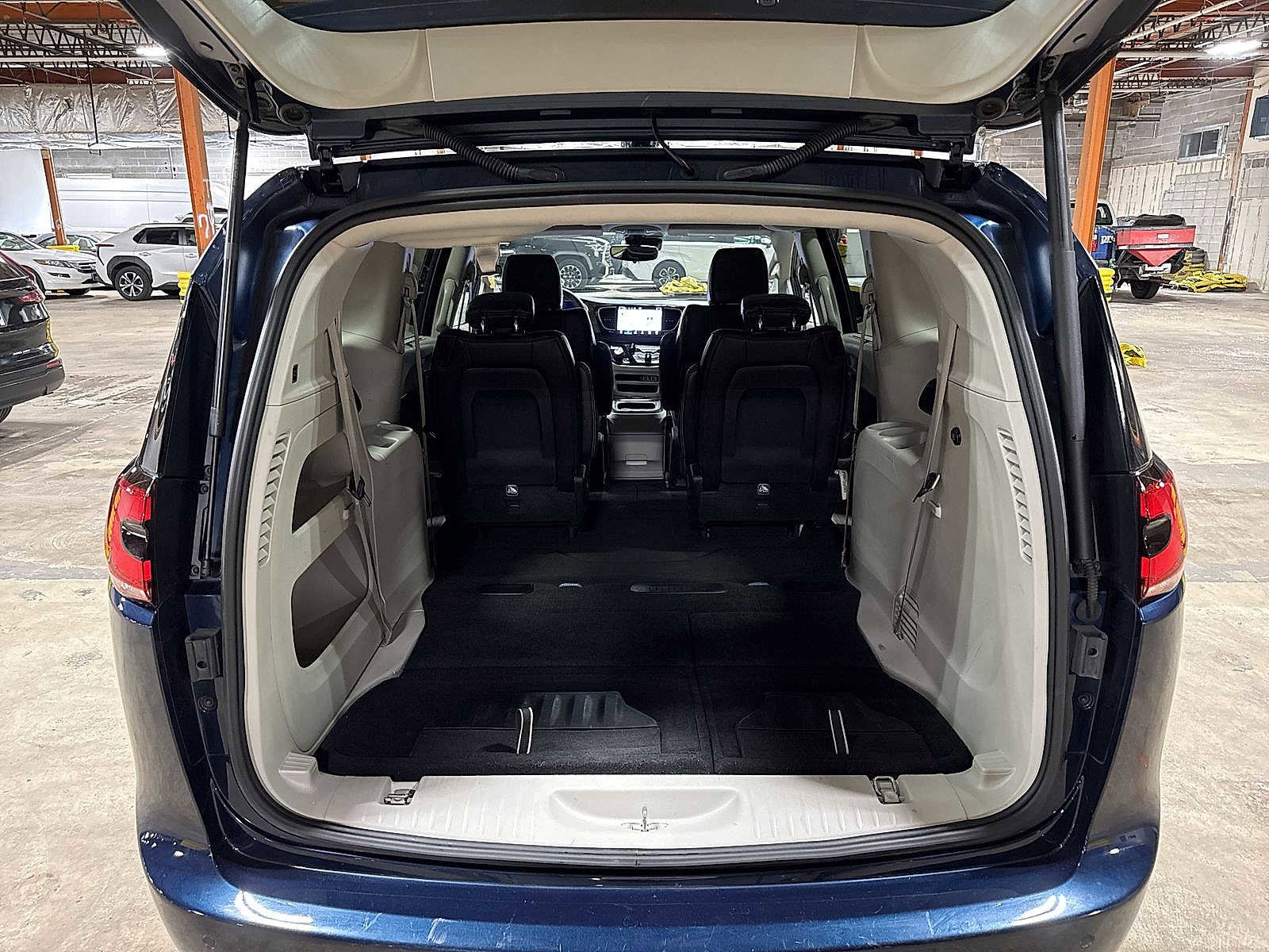 Used 2023 Chrysler Pacifica Touring-L image 11