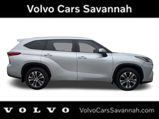 Used 2022 Toyota Highlander XLE image 3