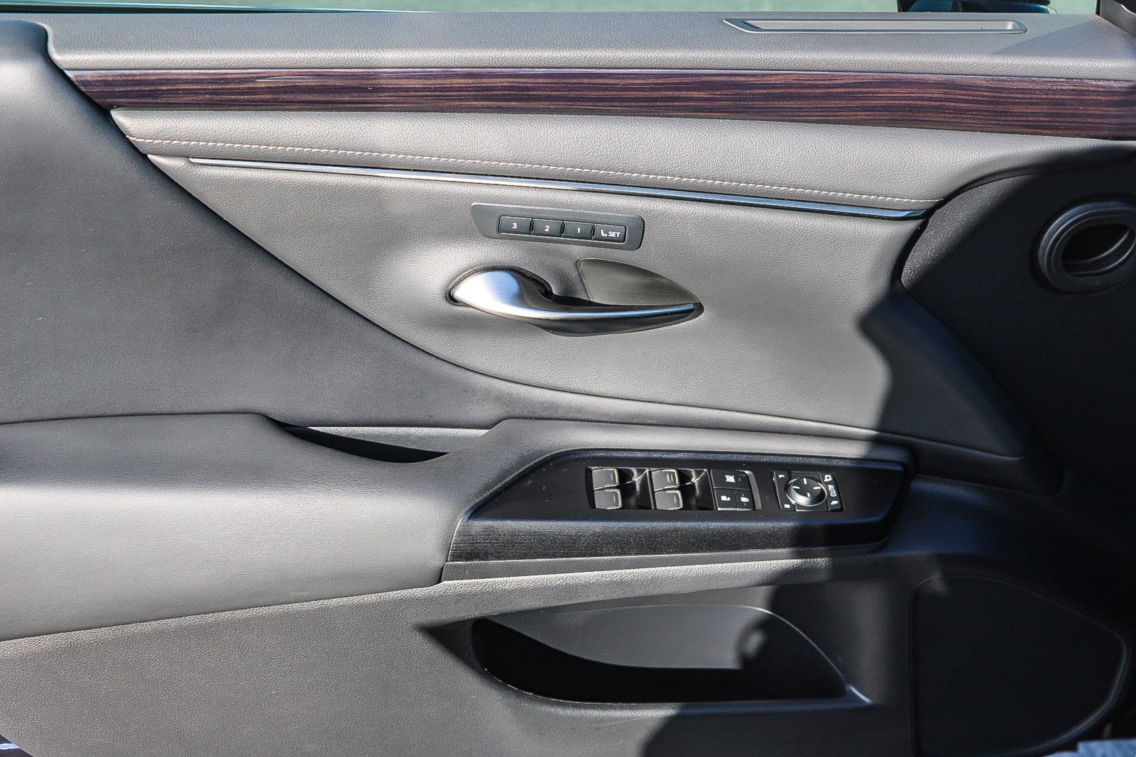 Used 2021 Lexus ES 300h w/ Premium Package image 21