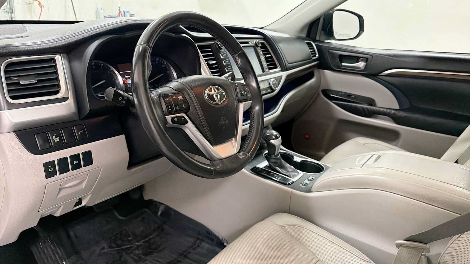 Used 2014 Toyota Highlander Limited FWD image 12