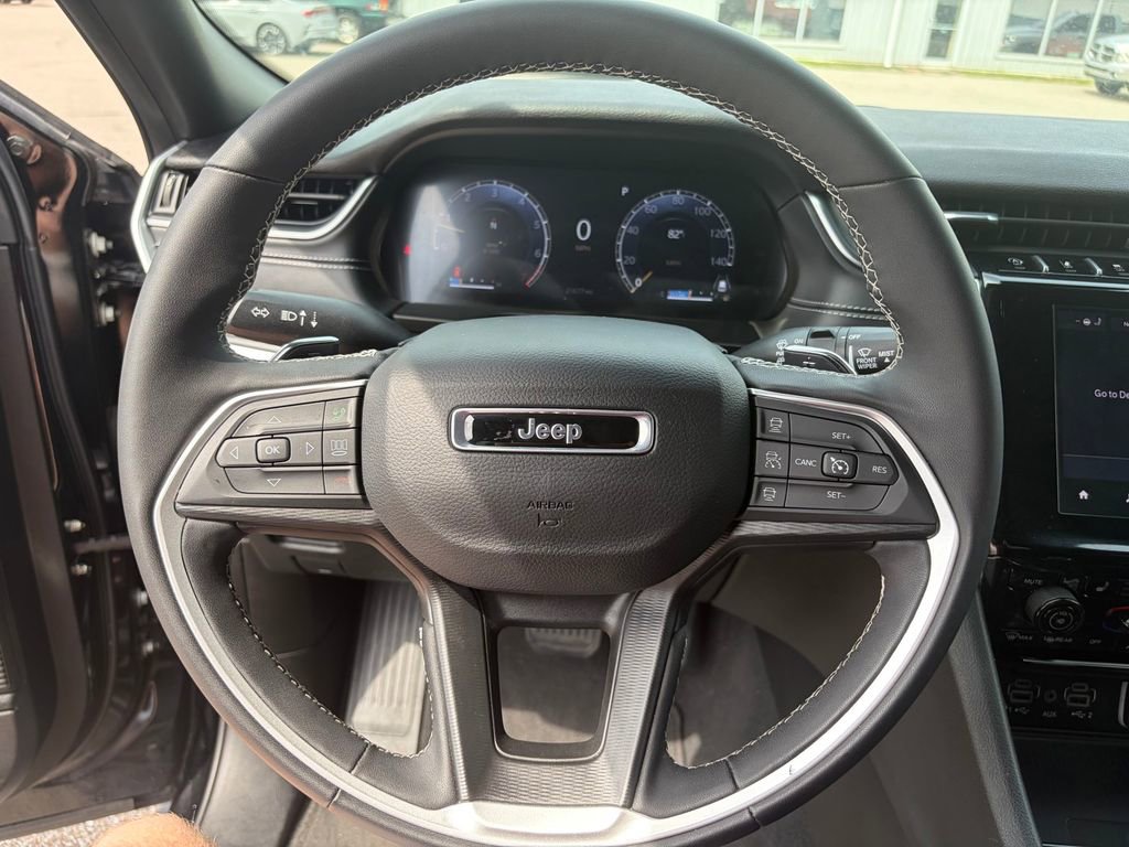 Used 2024 Jeep Grand Cherokee Altitude AWD/4WD image 11
