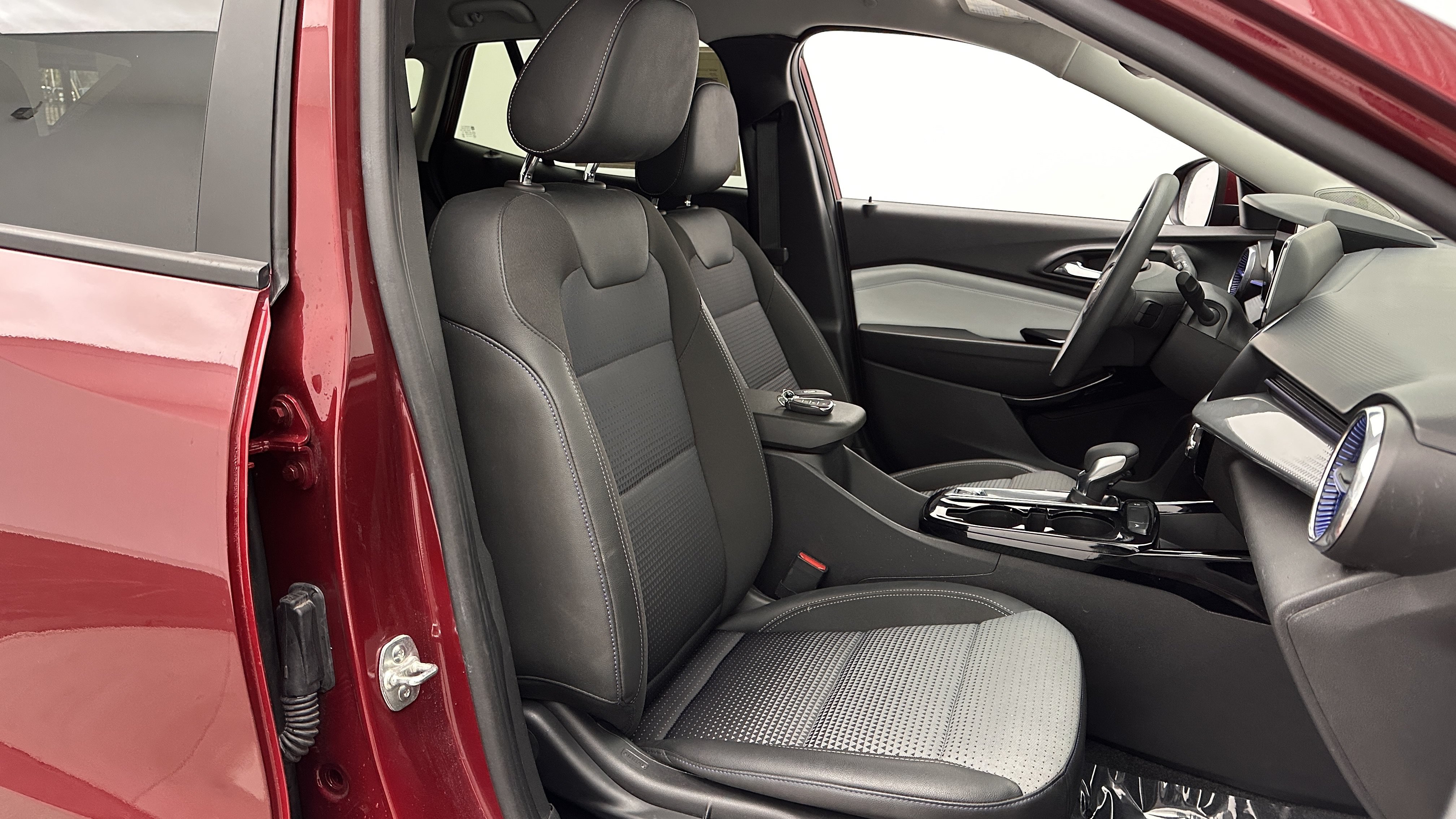 Used 2025 Chevrolet Trax LT FWD image 32