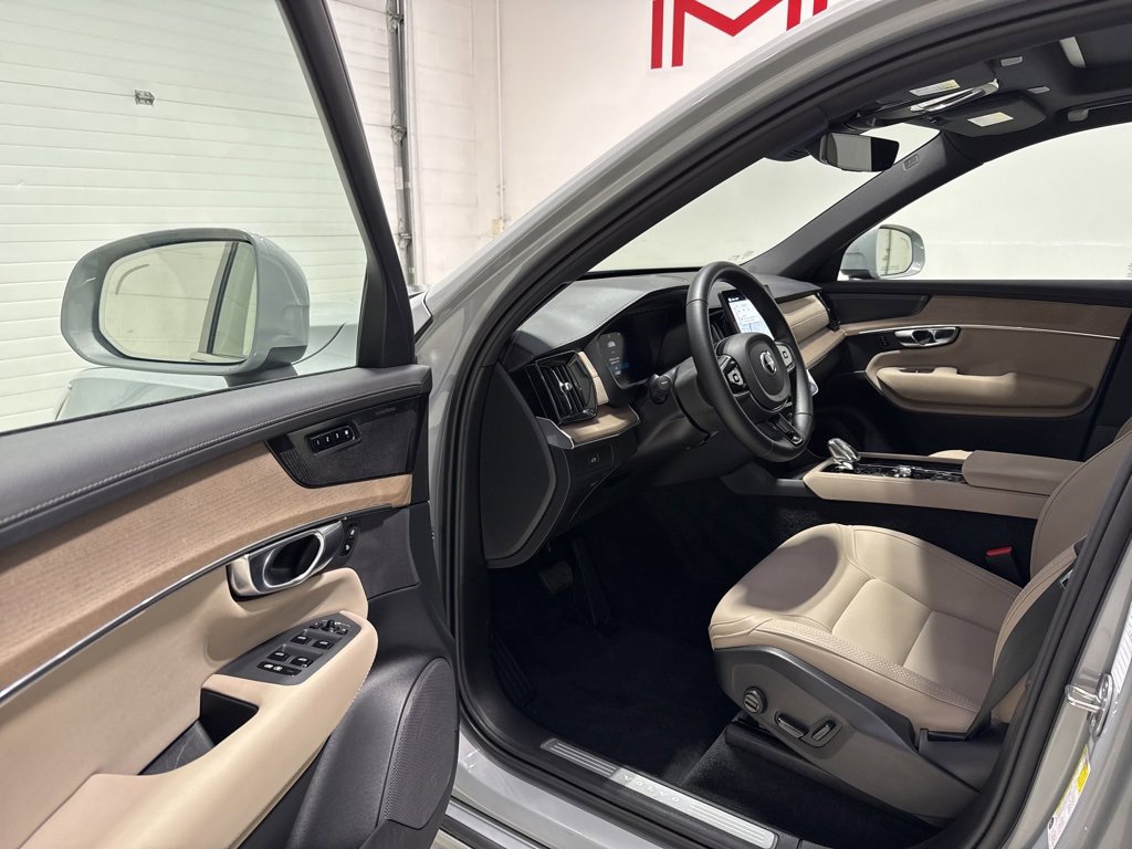 Used 2025 Volvo XC90 B6 Plus image 10