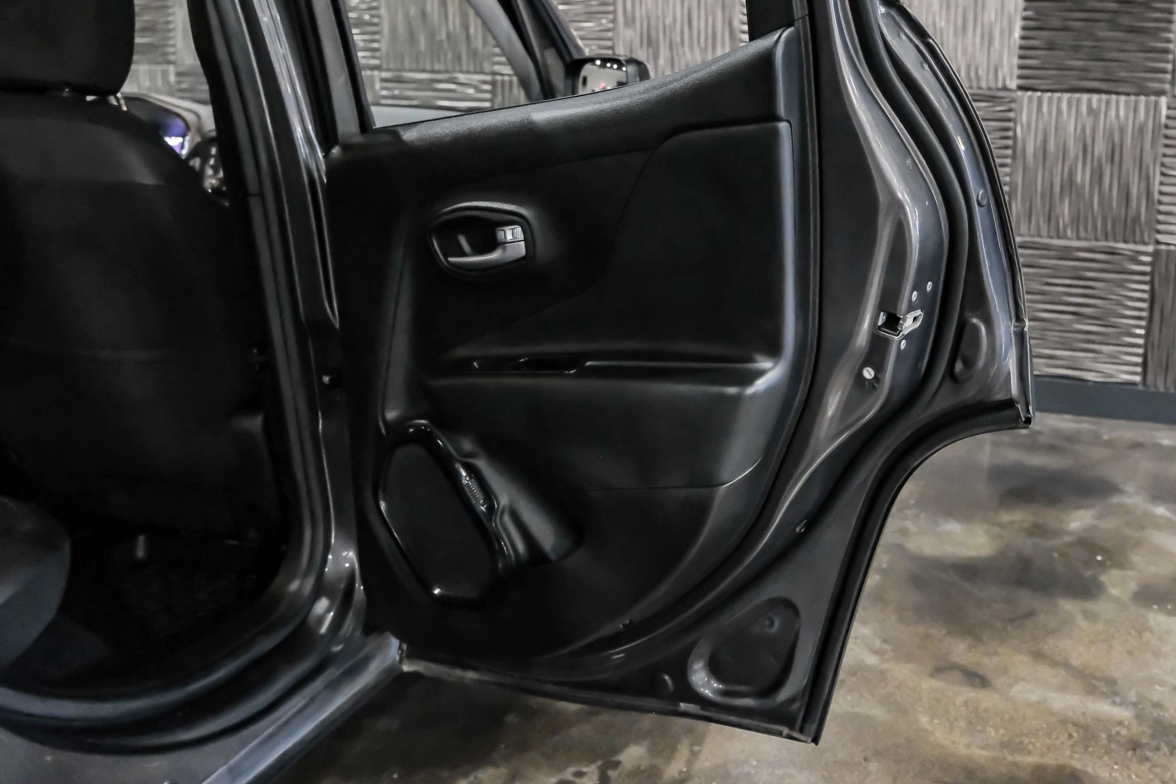 Used 2017 Jeep Renegade Altitude AWD/4WD image 42