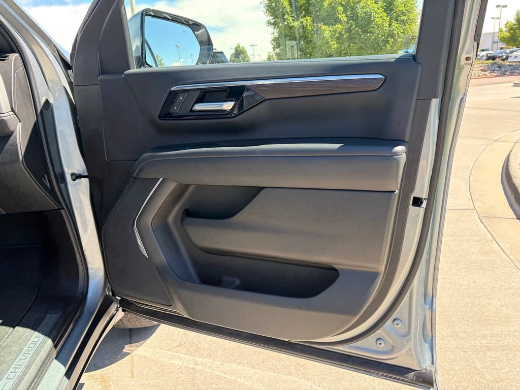 Used 2025 Chevrolet Suburban Z71 AWD/4WD image 24