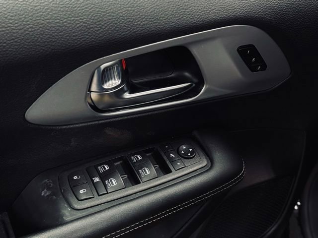 Used 2025 Chrysler Pacifica Limited image 14