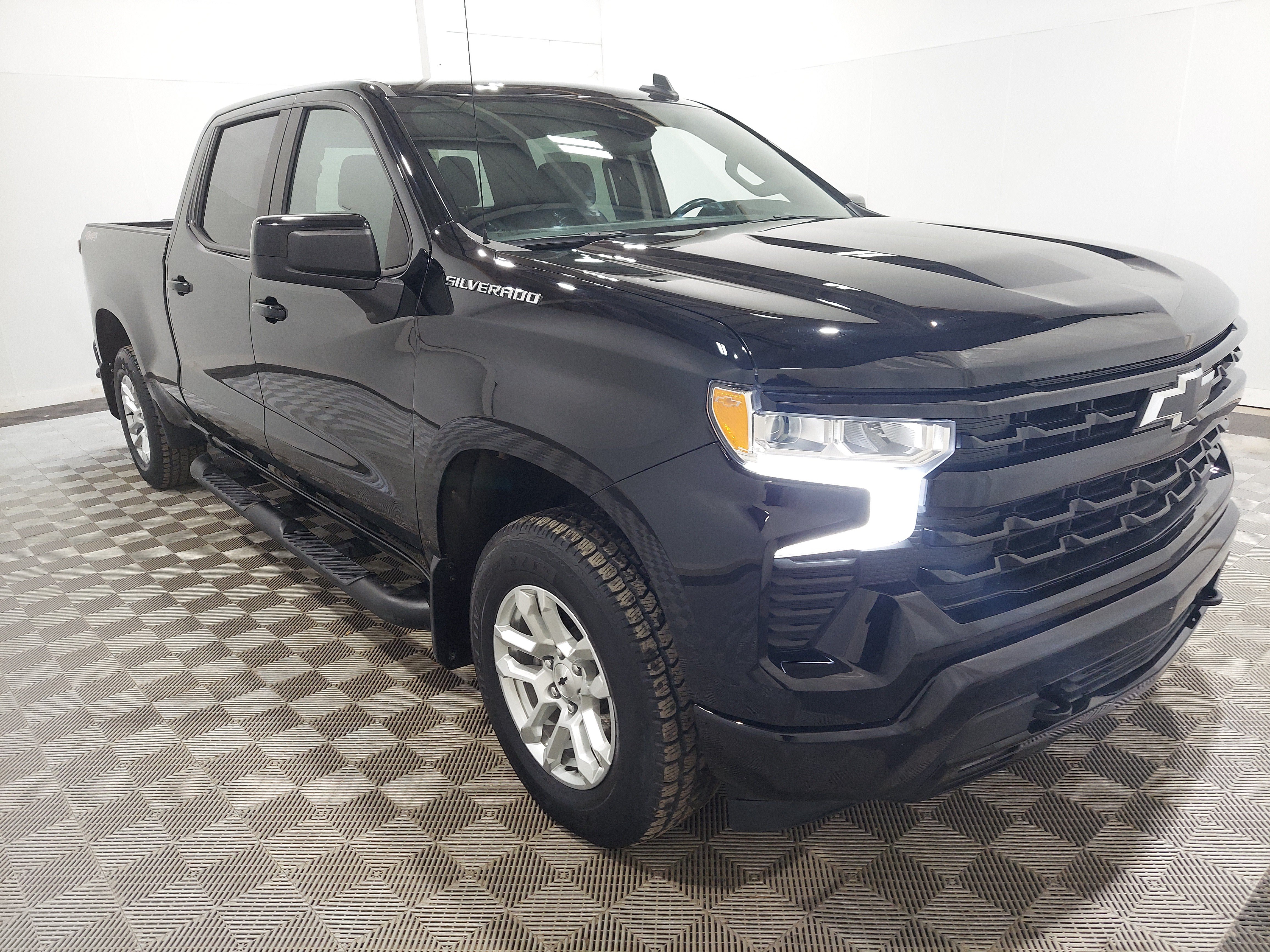 Used 2024 Chevrolet Silverado 1500 RST w/ Protection Package AWD/4WD image 4