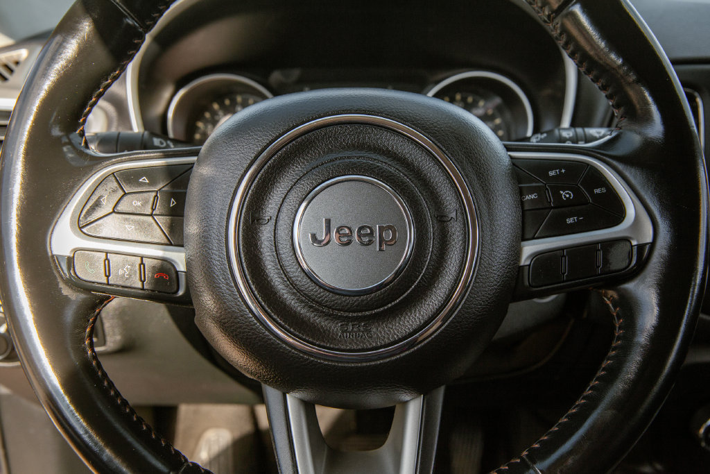 Used 2018 Jeep Compass Latitude AWD/4WD image 17