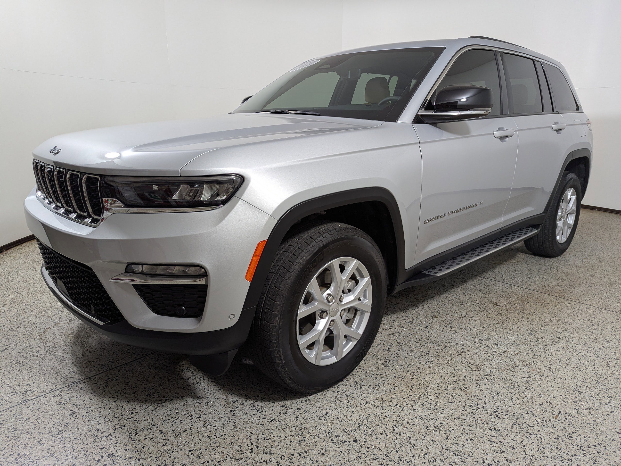 Used 2023 Jeep Grand Cherokee Limited w/ Luxury Tech Group II RWD image 3