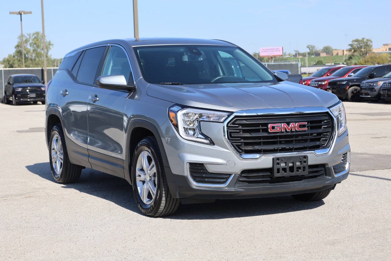 Used 2024 GMC Terrain SLE AWD/4WD image 4