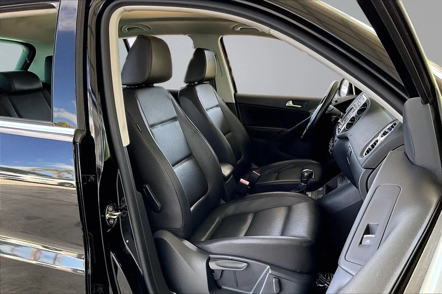 Used 2014 Volkswagen Tiguan SE FWD image 25
