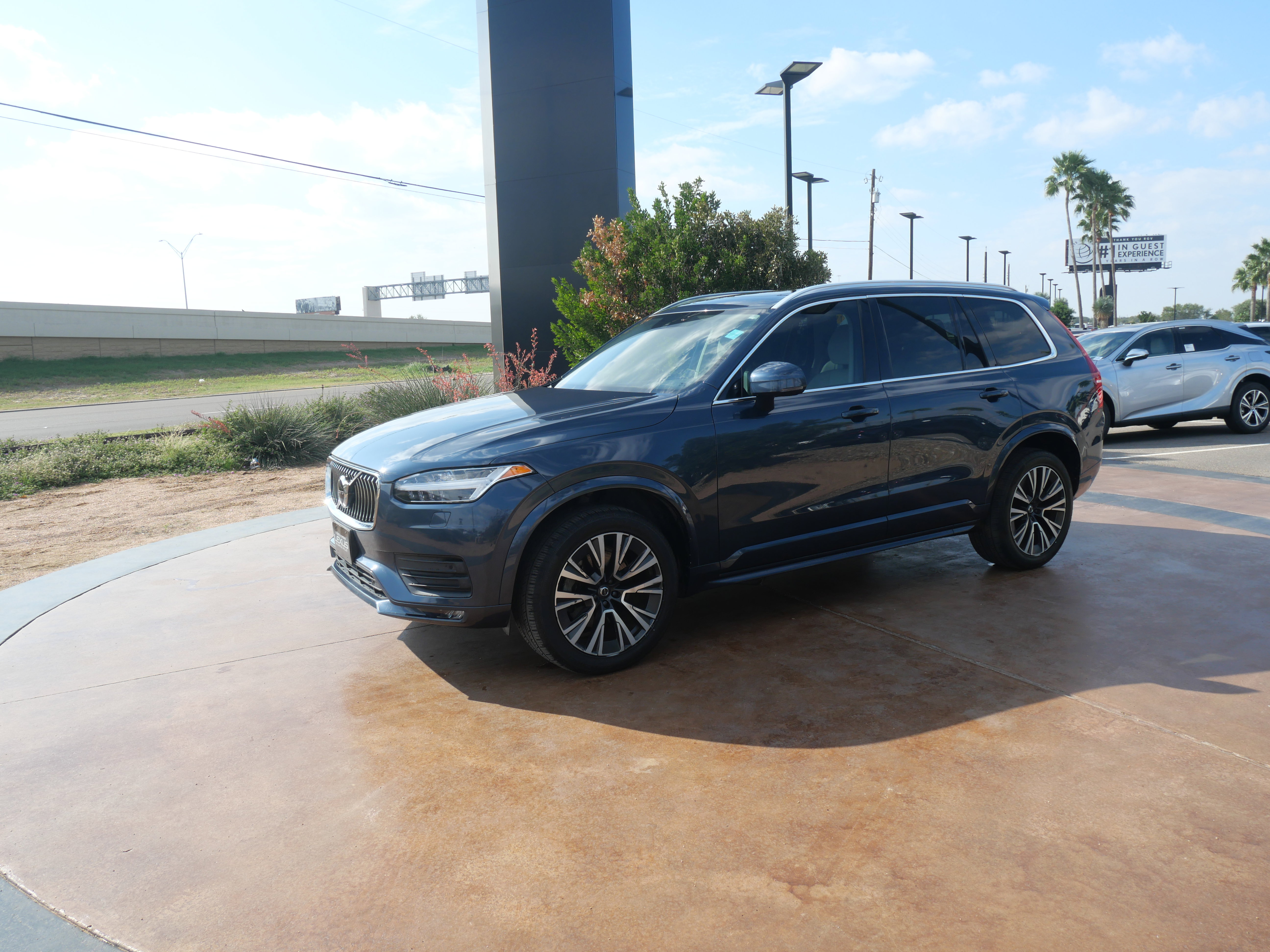 Used 2021 Volvo XC90 T6 Momentum image 5