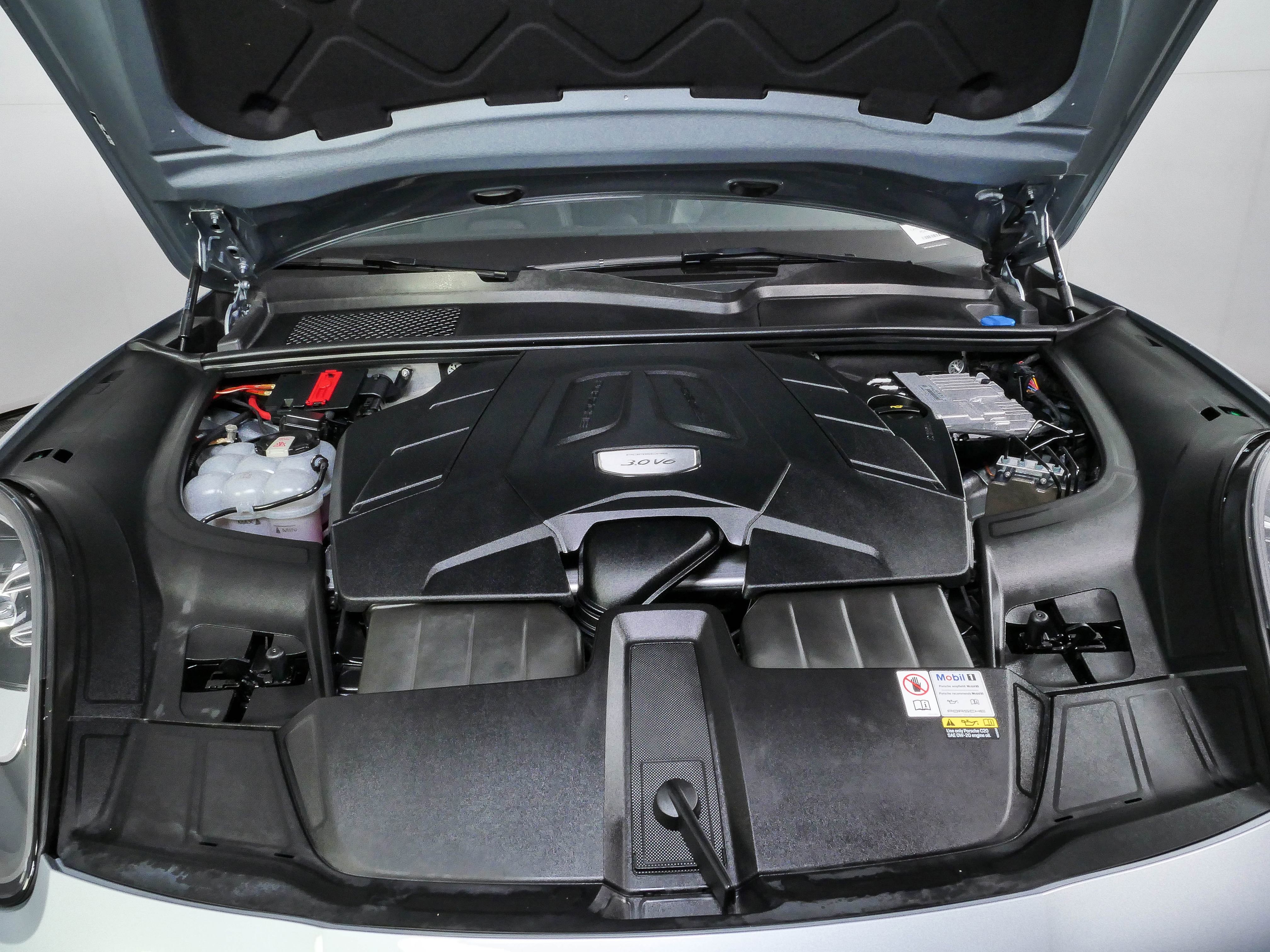 Certified 2023 Porsche Cayenne AWD/4WD image 36