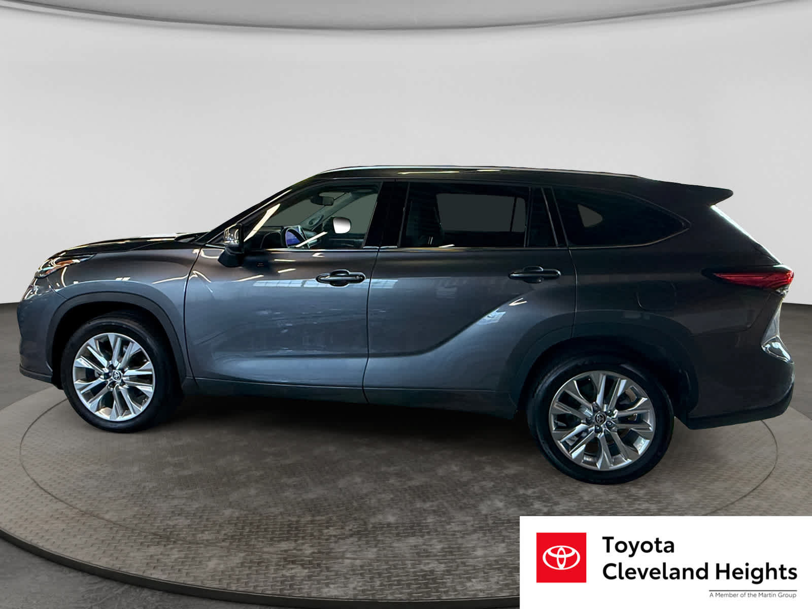 Used 2023 Toyota Highlander Limited FWD image 7