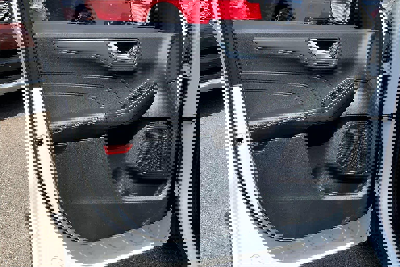 Used 2025 Ford Escape SE w/ Class II Trailer Tow Package image 21