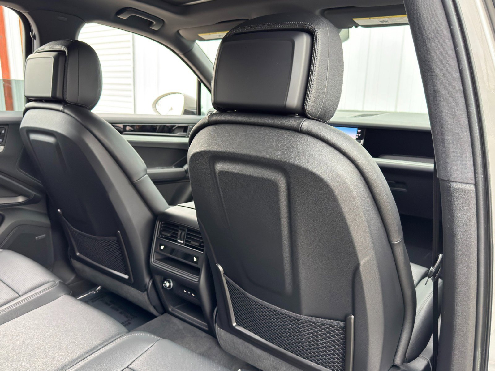 Used 2024 Porsche Cayenne w/ Premium Package image 38