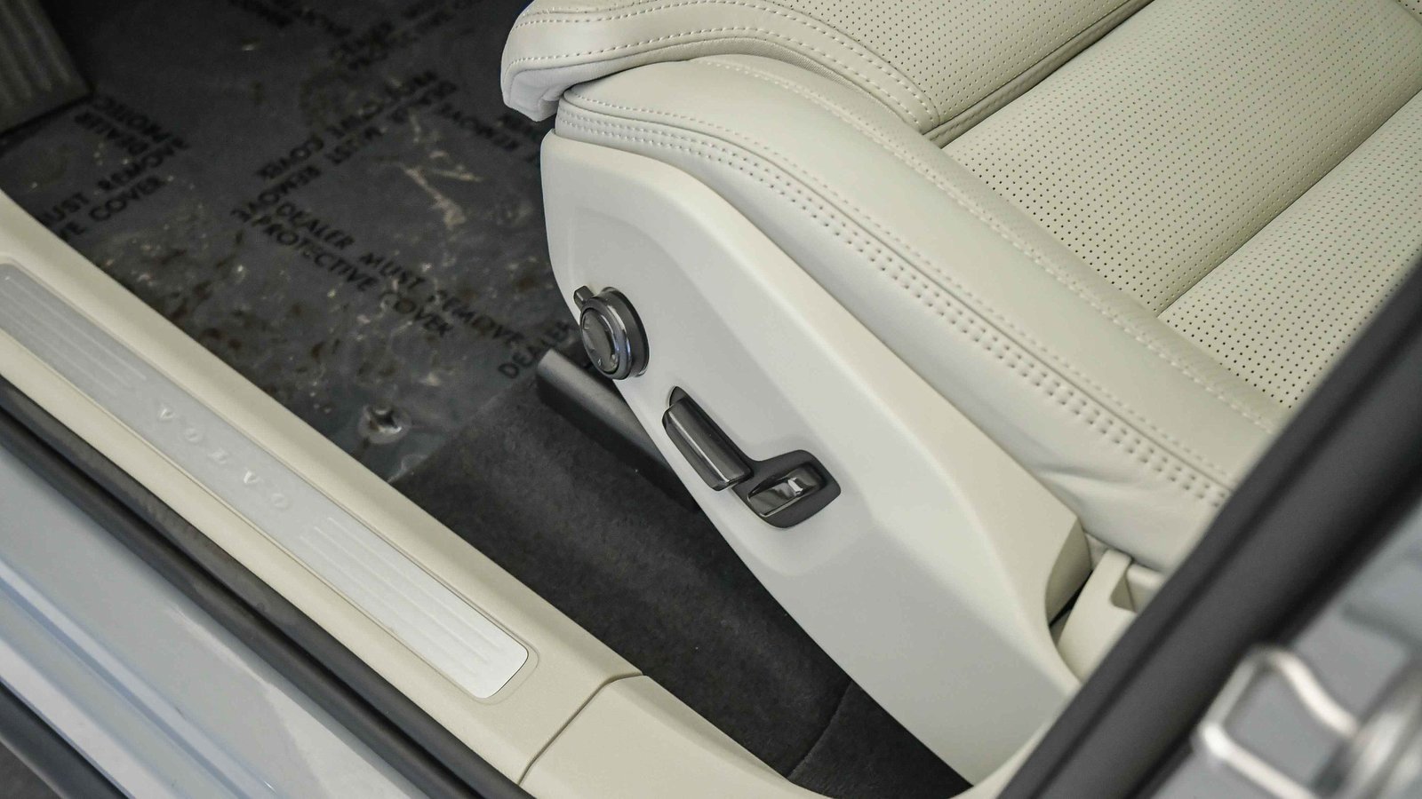 Certified 2025 Volvo XC60 B5 Ultra w/ Protection Package Premier image 24