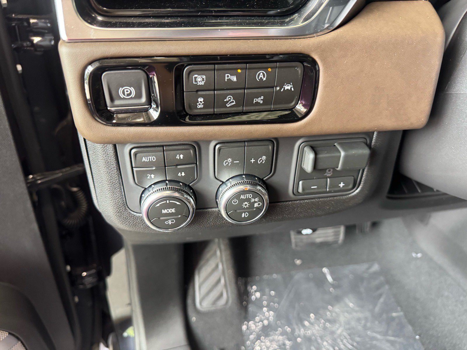 New 2026 GMC Yukon Denali Ultimate w/ LPO, Floor Liner Package AWD/4WD image 20