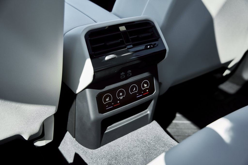 Used 2026 BMW 550e xDrive image 48