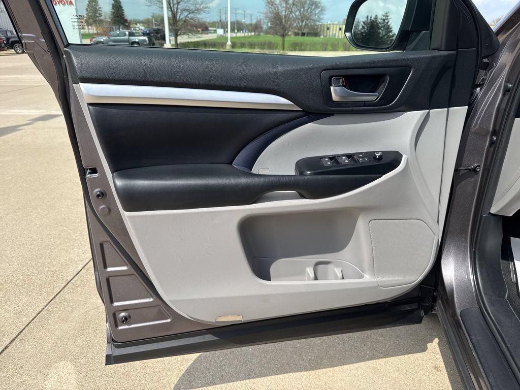 Used 2019 Toyota Highlander XLE AWD/4WD image 18