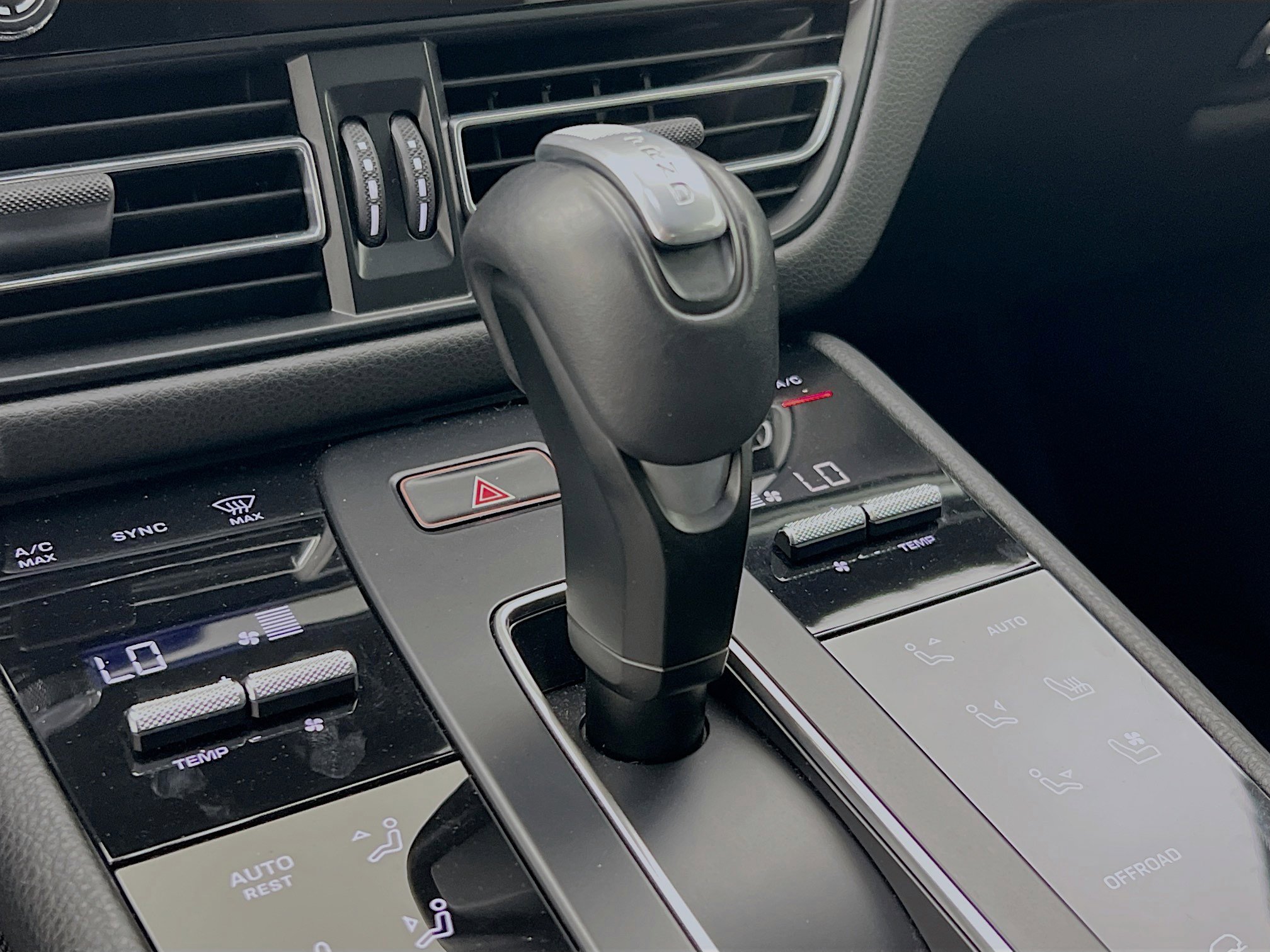 Used 2024 Porsche Macan image 17