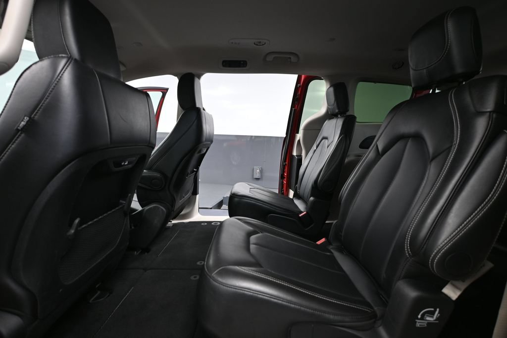 Used 2024 Chrysler Pacifica Touring-L FWD image 37